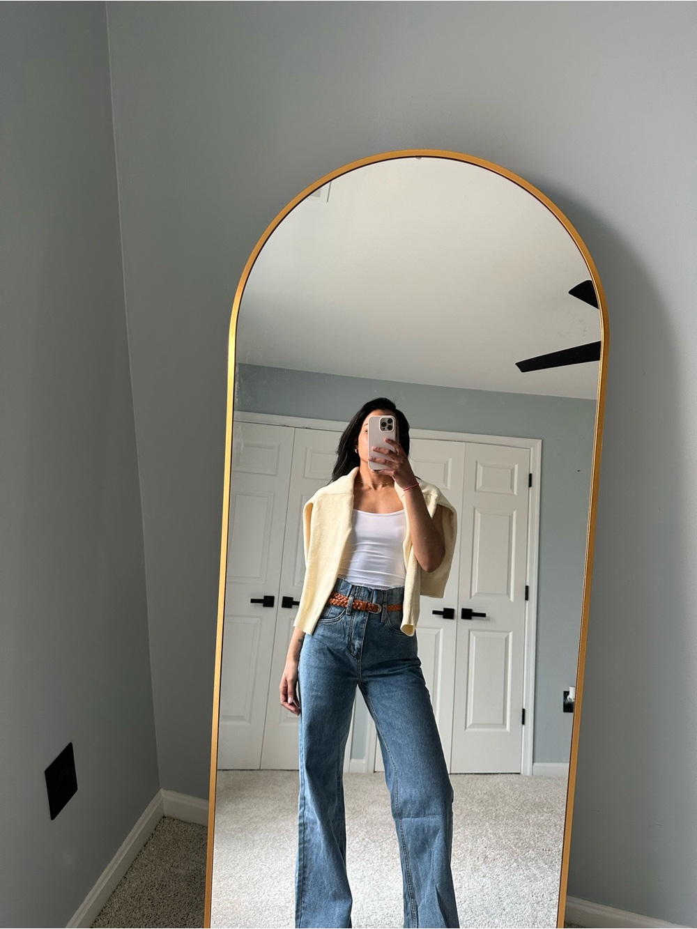 Highwaisted wide leg jeans with belt.
